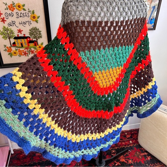 Vintage 70s Hand-Crocheted Sunset Groovy Granny Shawl Poncho - Picture 5 of 9